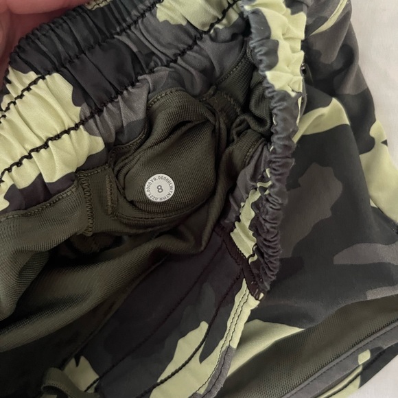 Lululemon Hotty Hot 2.5” Shorts Size 8 - Picture 3 of 4